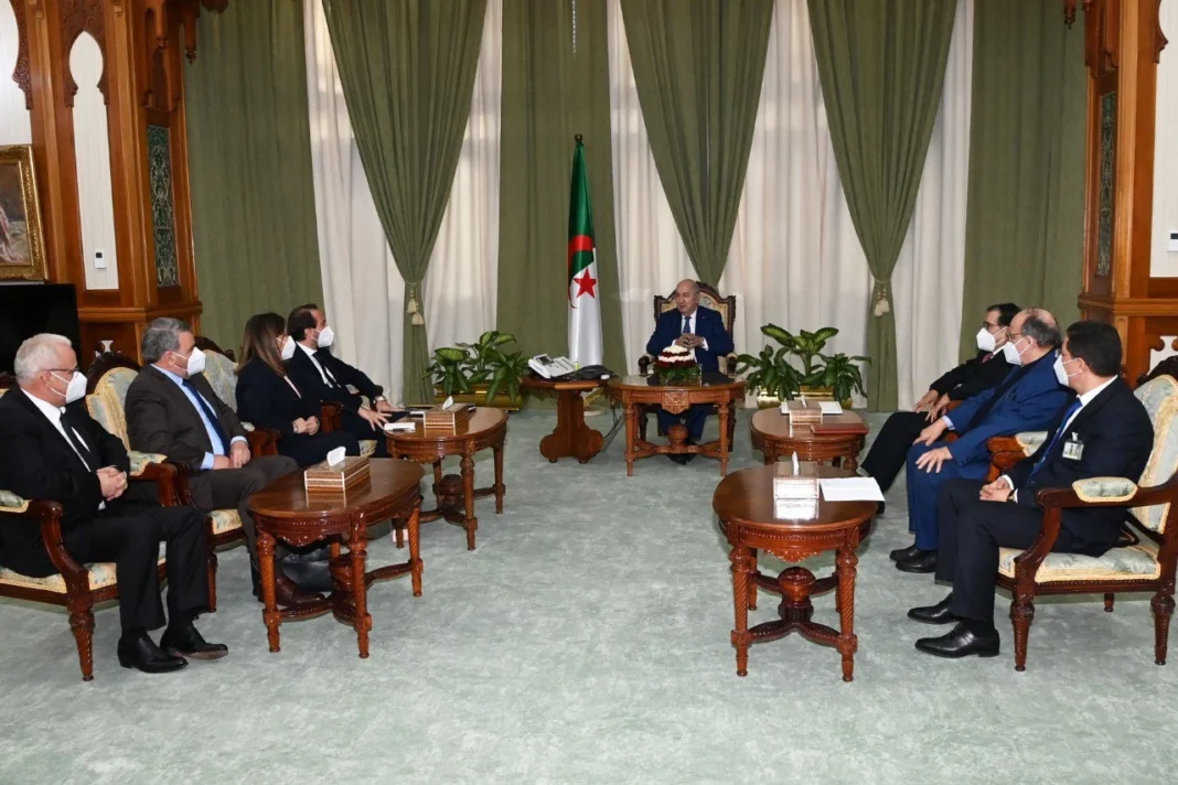 Abdelmadjid Tebboune reçoit en audience le CREA Le président algérien reçoit des dignitaires lors d'une réunion officielle.