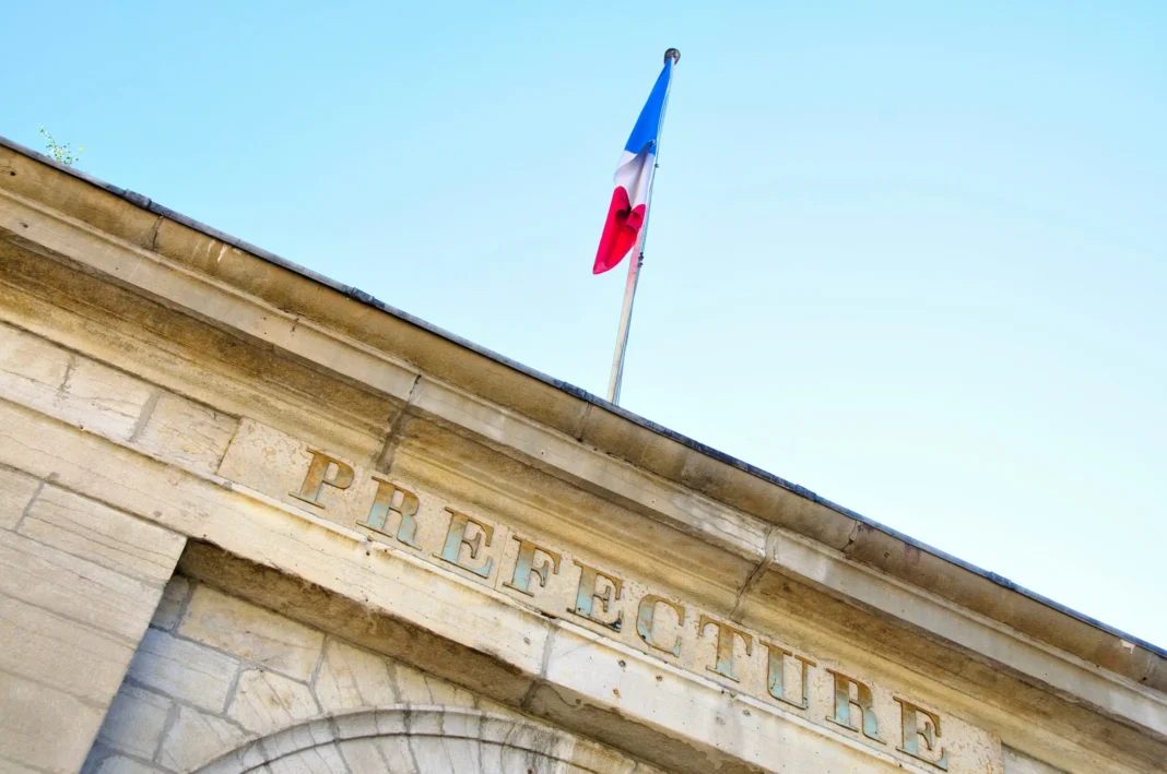 Procès réseau de régularisation des sans-papiers en France : Un chanteur Kabyle accusé Drapeau français flottant au-dessus d'une préfecture en France.