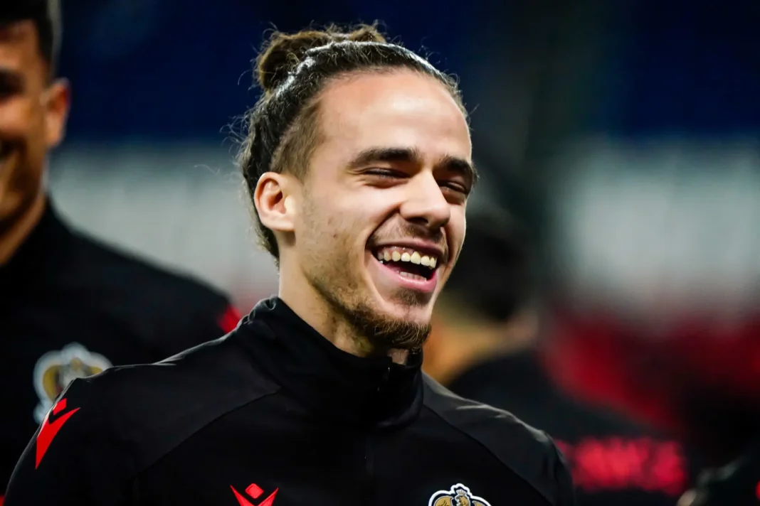 Mercato: Bilal Brahimi toujours en Ligue 1, mais dans un autre club Bilal Brahimi souriant en tenue de football lors d'un match.