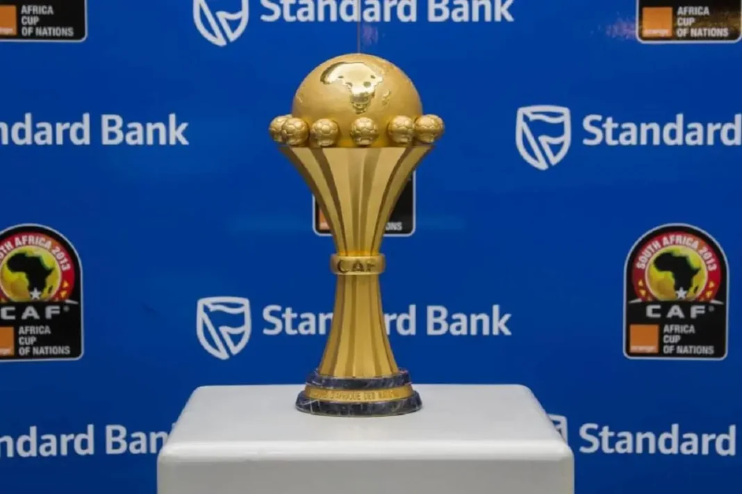 Révélation imminente : Les pays hôtes de la CAN 2025 et 2027 dévoilés par la CAF Trophée de la CAN 2025 et 2027 présenté lors d'une cérémonie officielle.