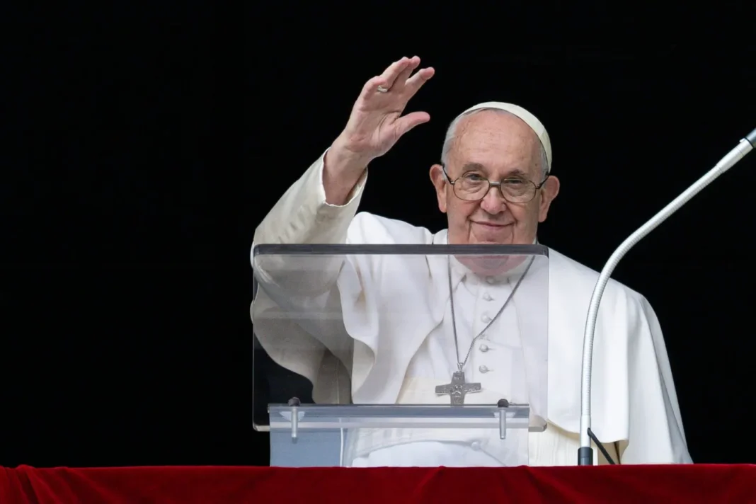 Le Pape à Marseille : France, Algérie et Méditerranée. La diversité religieuse comme pilier identitaire éssentiel Le Pape saluant lors d'une rencontre publique à Marseille.