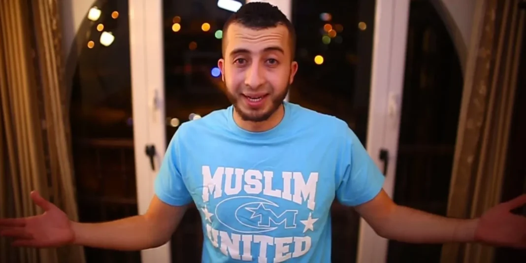 Anes Tina, homme souriant avec un t-shirt bleu 