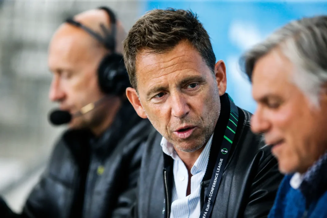 Daniel Riolo en pleine conversation lors d'un événement sportif.