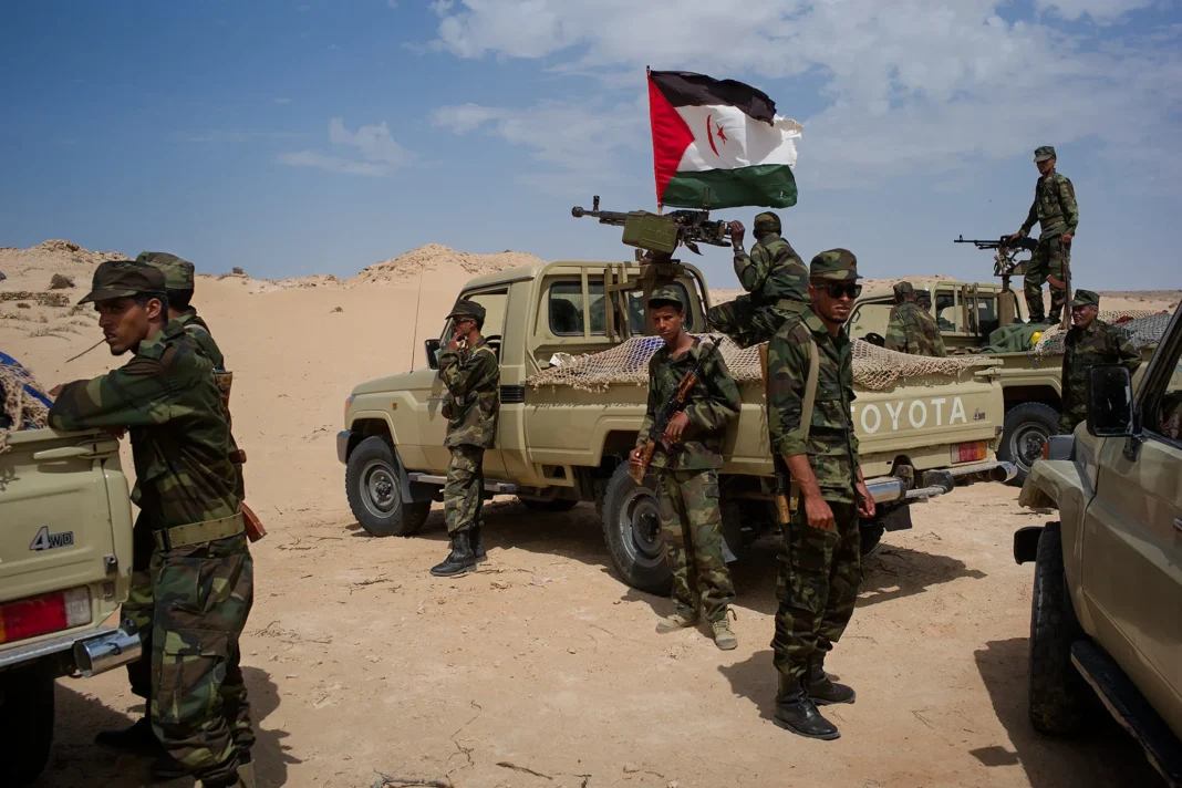 L’armée sahraouie Inflige de lourdes pertes à l’occupation Marocaine Soldats sahraouis avec drapeau dans le désert.