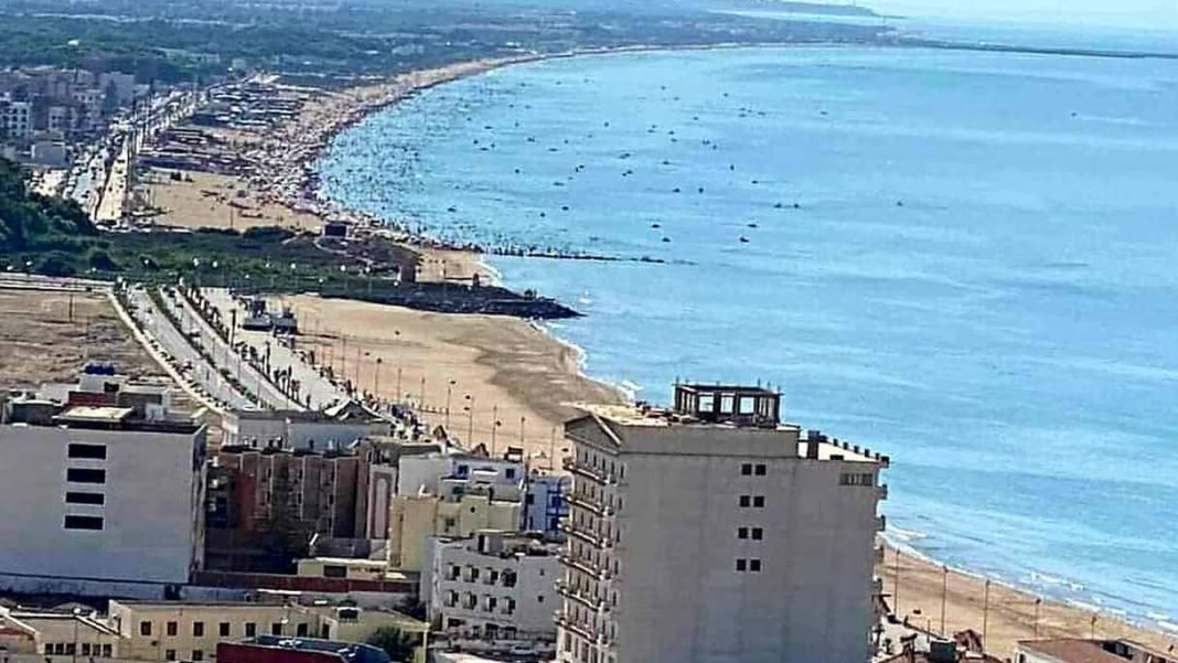 Vue aérienne de la plage de Saïdia avec ses eaux bleues et ses hôtels.