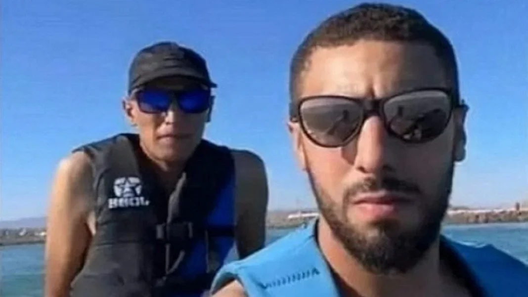 Deux hommes en mer portant des gilets de sauvetage et des lunettes de soleil.