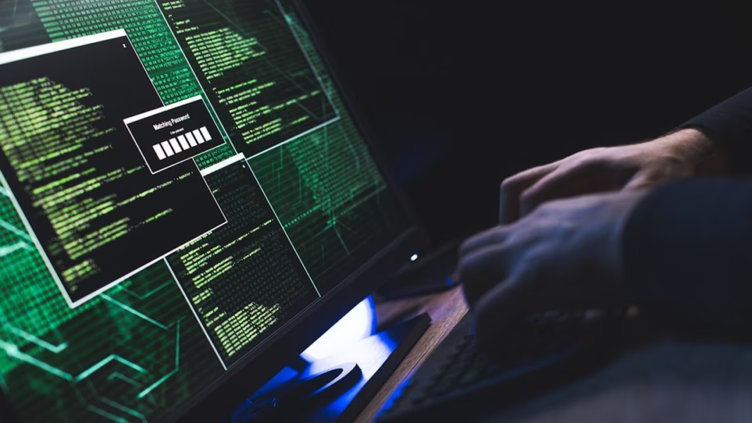 Expert en cybersécurité analysant des codes sur un ordinateur portable.