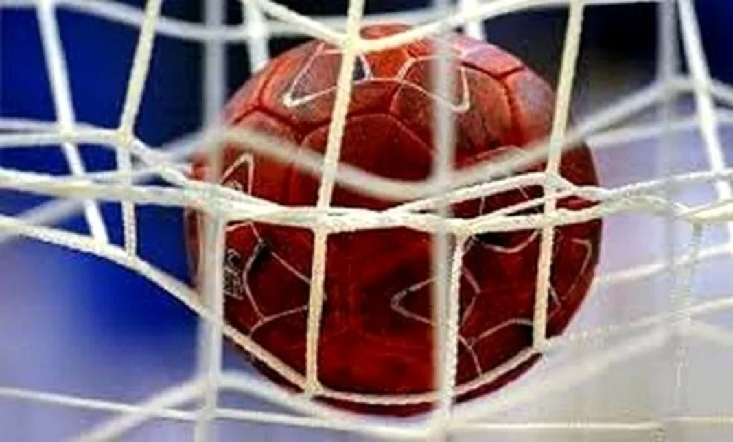 Hand-CAN 2023 cadettes : Le Maroc l’emporte sur l’Algérie Ballon de handball rouge dans le but lors d'un match.