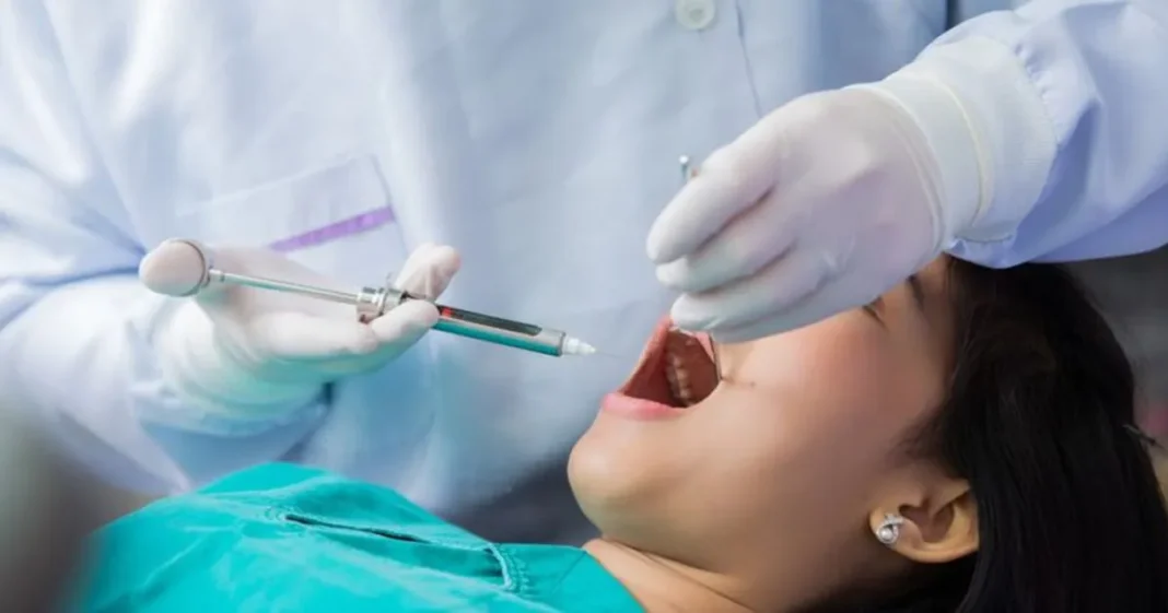 Pénurie d’anesthésie dentaire en Algérie : les dentistes sollicitent Tebboune Dentiste administrant une anesthésie dentaire à une patiente.