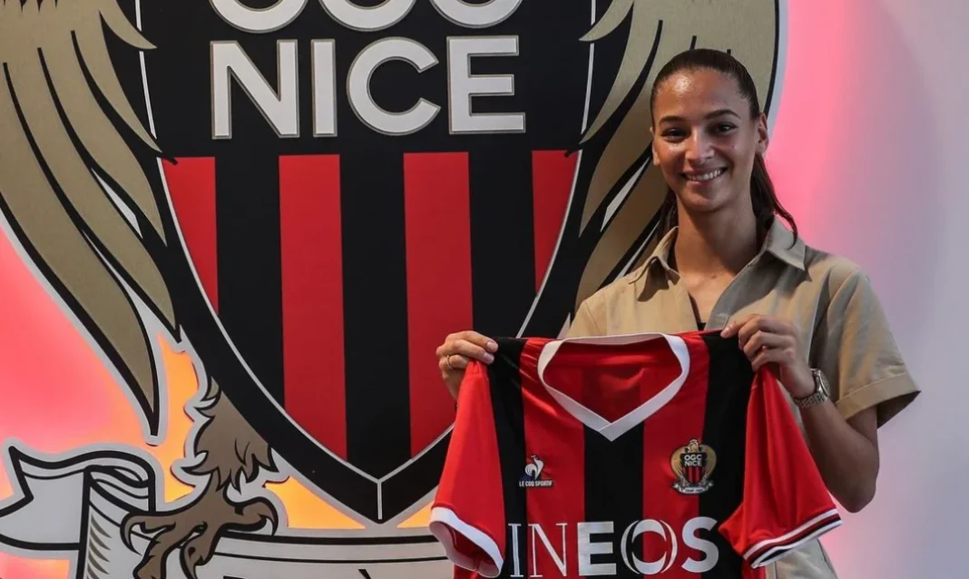 Nihed Naili signe à l’OGC Nice Nihed Naili avec maillot de l’OGC Nice lors de la signature.