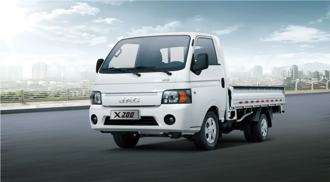 Importation automobile : Nouvel arrivage en Algérie Camion léger JAC X200 blanc sur route en Algérie.
