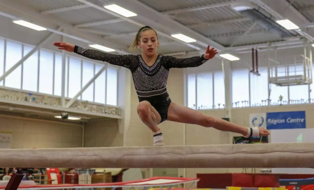 Coupe du Défi de Gymnastique Internationale: Kaylia Nemour fait honneur à l’Algérie Kaylia Nemour en pleine performance lors du Défi de Gymnastique.