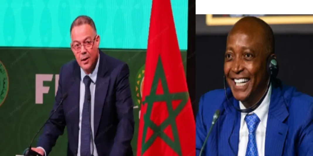 Verdict officiel de la CAF pour le Maroc Deux hommes lors d'une conférence de presse avec drapeau marocain en arrière-plan.