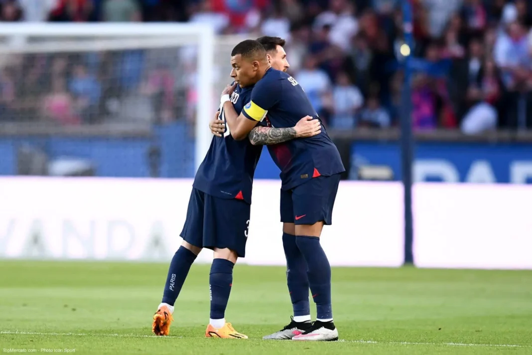 Kylian Mbappé, l’émouvant message à Messi Mbappé et Messi s'étreignant sur le terrain de football.
