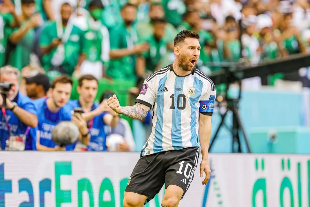 Qui d’autre que lui!? Lionel Messi, encore sauveur providentiel Lionel Messi célèbre un but avec passion lors d'un match de football.