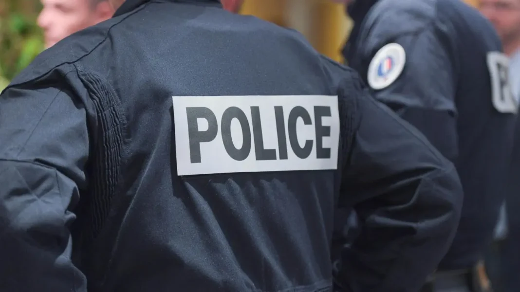 Canada : un étudiant algérien assassiné par… Policier en uniforme avec badge POLICE visible dans une scène de contrôle.