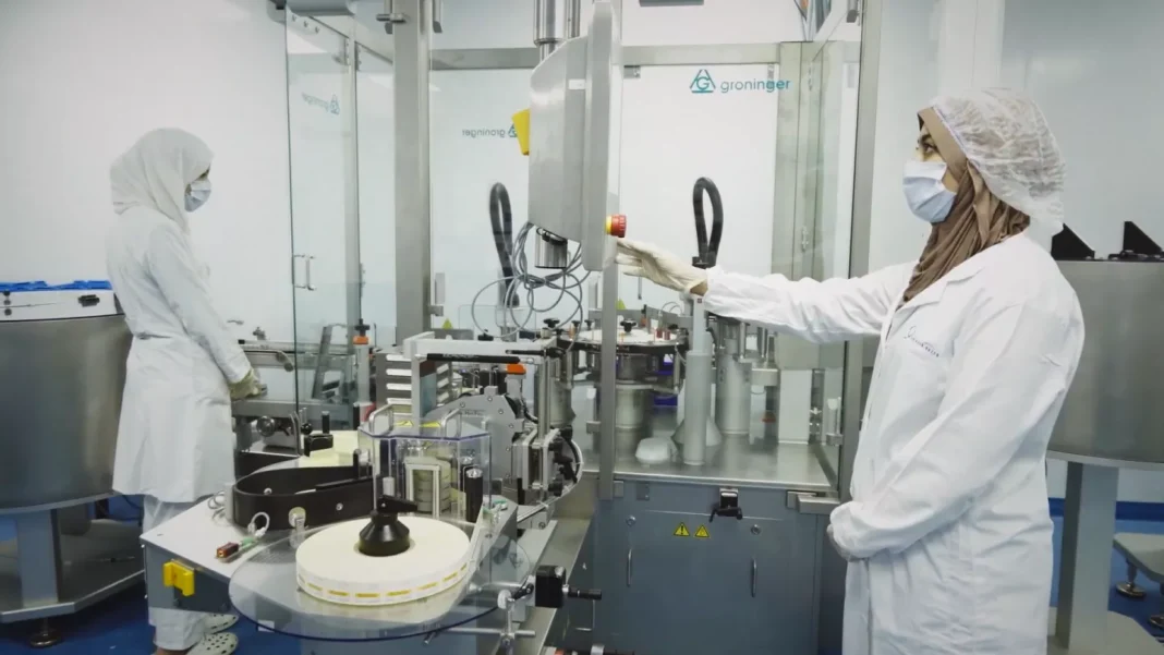 Production pharmaceutique: l’Algérie plus que jamais déterminée à atteindre l’indépendance Techniciens en laboratoire pharmaceutique en Algérie.