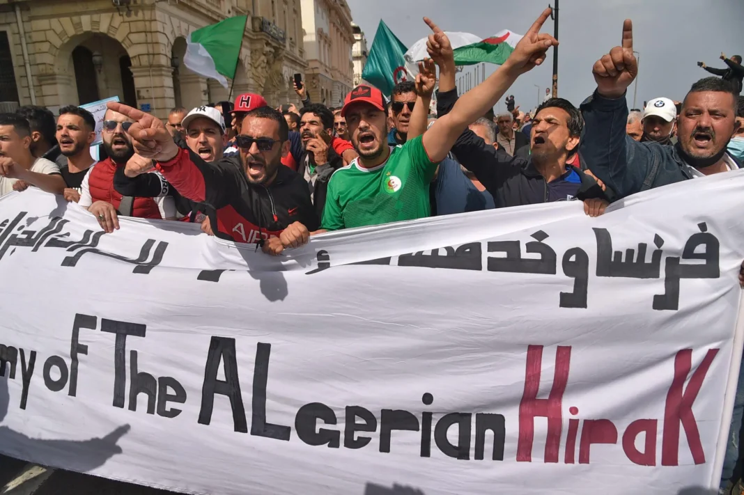 Manifestation pour la liberté en Algérie Manifestants algériens demandant la libération des manifestants du Hirak.