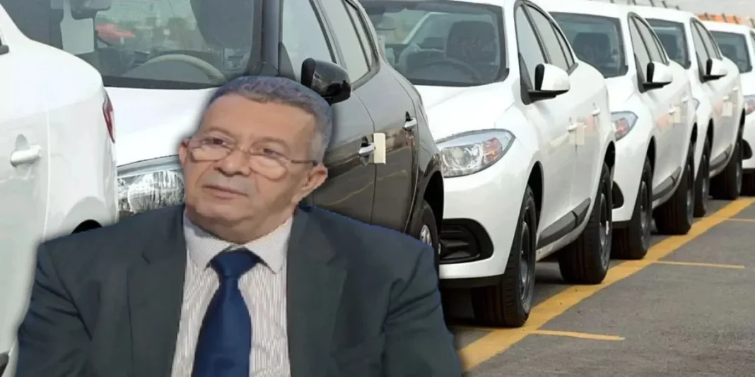 Spéculation sur les voitures neuves : vers l’instauration de mesures drastiques Homme d'affaires devant une rangée de voitures neuves en Algérie.