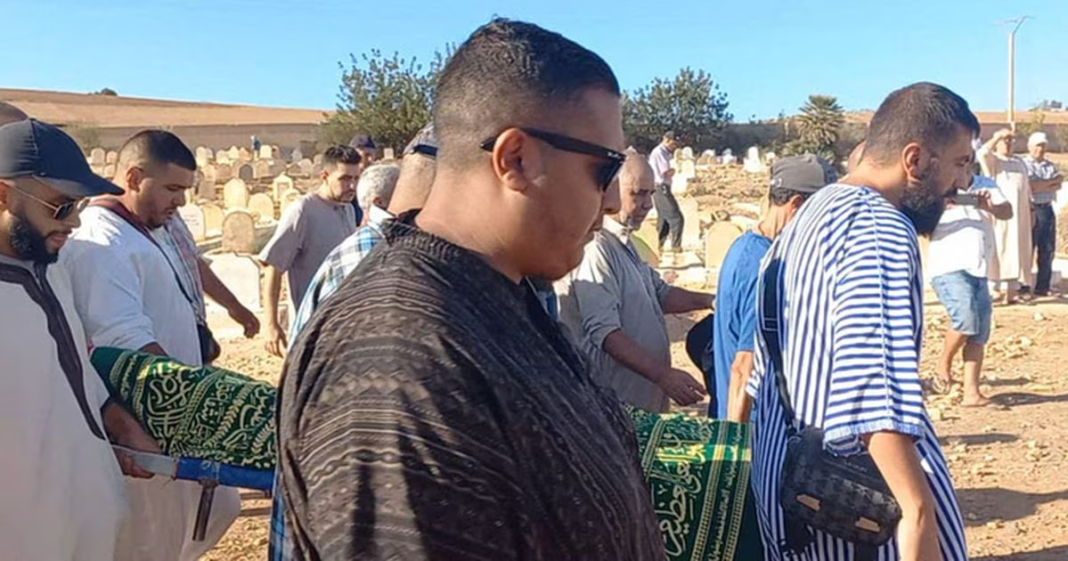 Un mois après le meurtre d’Abdelali Mchiouer, l’Algérie persiste dans la persécution de sa famille et de sa dépouille Groupe de personnes en prière lors d'une cérémonie funéraire en plein air.