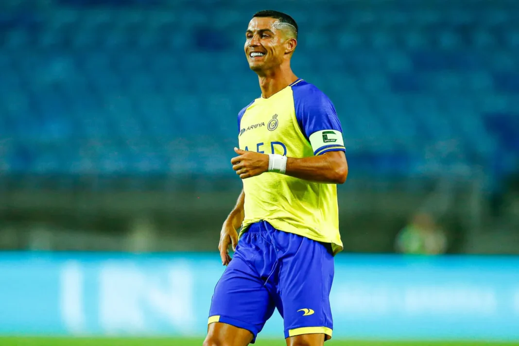 « Vous direz peut-être que je suis arrogant, mais…», Cristiano Ronaldo se lâche Cristiano Ronaldo souriant lors d'un match à Téhéran.