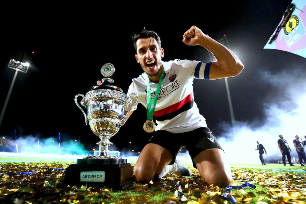 Supercoupe d’Afrique 2023 : L’USM Alger attend une belle récompense de la CAF Joueur de l'USM Alger célébrant la victoire avec la coupe de la CAF.