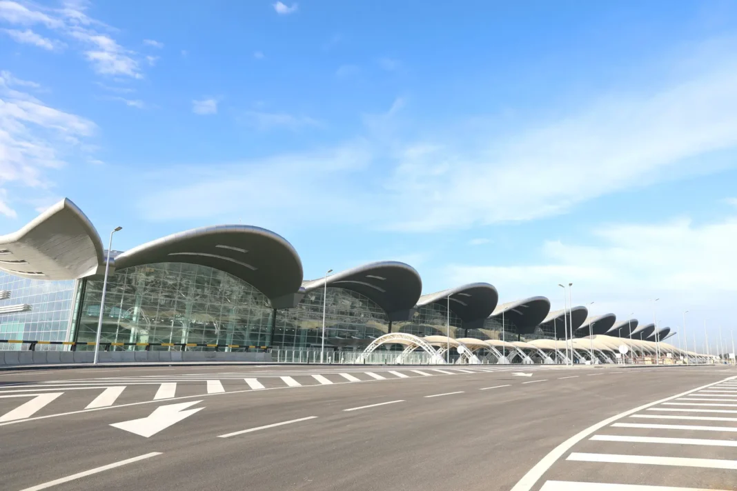 Aéroport d’Alger: un transfert illicite d’or intercepté par la douane Aéroport d’Alger avec architecture innovante et large façade en verre.