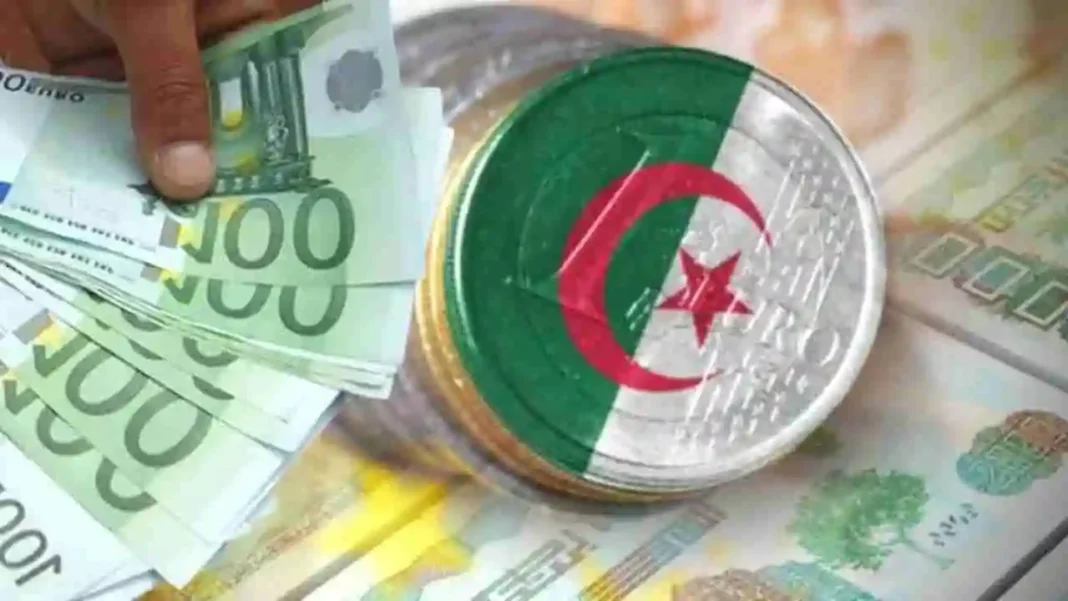 Taux de change en Algérie : Hausse continue de l’euro sur le marché noir ce 16 septembre Pièce de monnaie algérienne avec drapeau national et billets de banque.