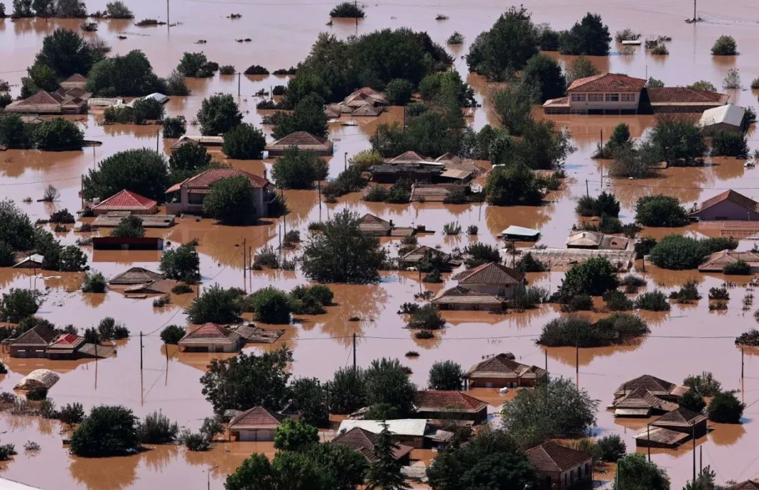 Inondations : l’Algérie envoie une aide humanitaire à la Libye Inondations dévastatrices en Algérie et Libye, maisons submergées.