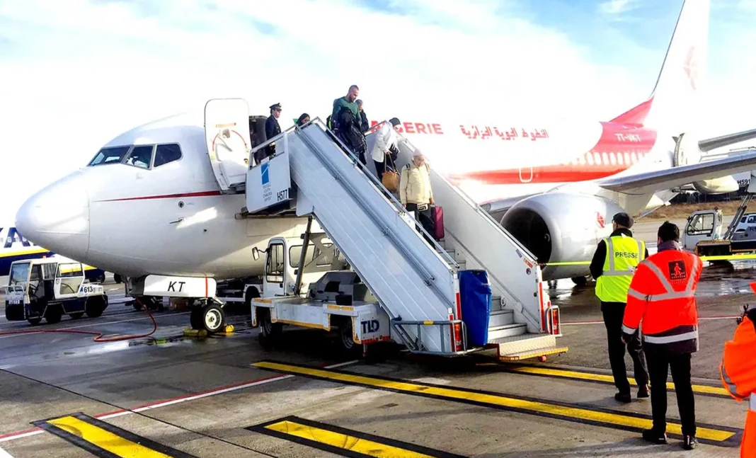 Changement de franchise bagages chez Air Algérie : Des passagers expriment leur frustration en vidéo Passagers embarquant dans un avion Air Algérie avec escalier mobile.