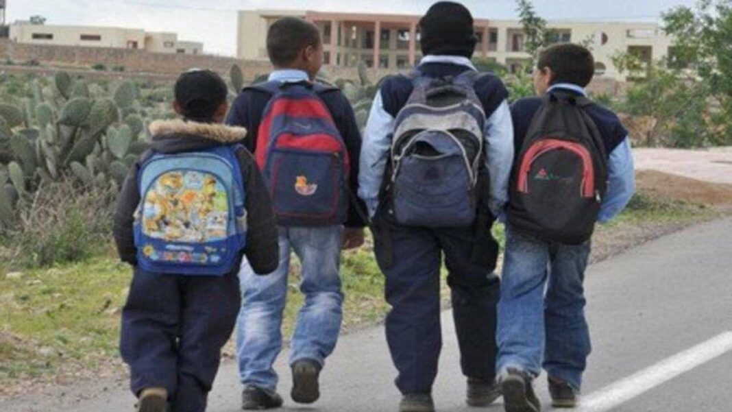 Bonne nouvelle! le gouvernement donne une nouvelle chance aux élèves exclus grâce à cette plateforme Groupe d'élèves avec sacs à dos marchant dans un environnement extérieur.
