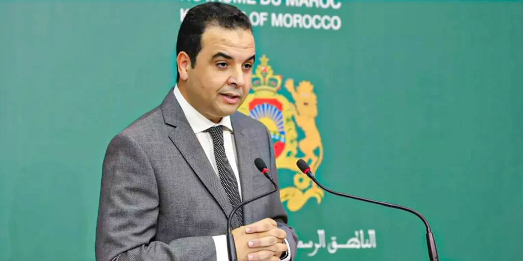 Séisme au Maroc : Baitas explique les raisons du refoulement administratif de deux ressortissants français Homme en costume gris parlant lors d'une conférence au Maroc.