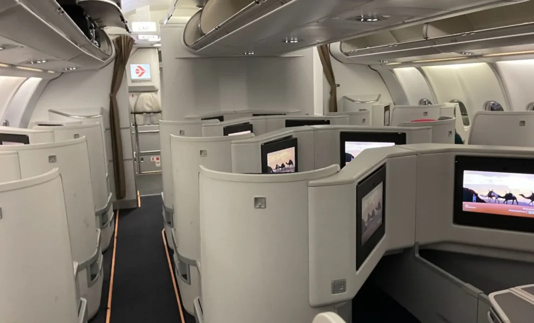 Air Algérie dévoile la classe Economy Premium pour des voyages de Luxe à prix abordable Intérieur de la cabine Economy Premium d'Air Algérie avec sièges modernes.