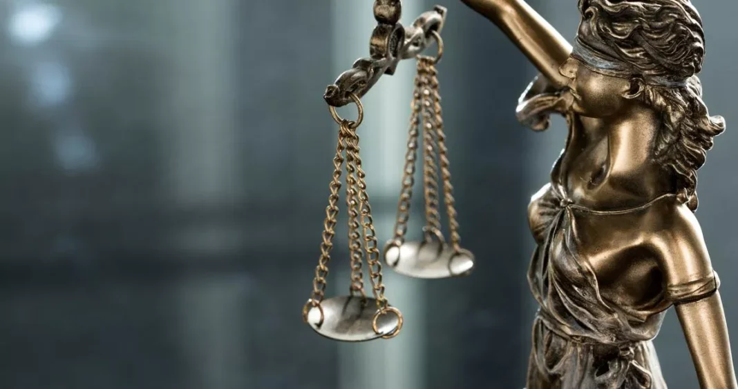 Homme fuyant en Algérie condamné à la perpétuité pour le meurtre de sa femme Statue de la justice avec balance en bronze, symbole de justice en Algérie.
