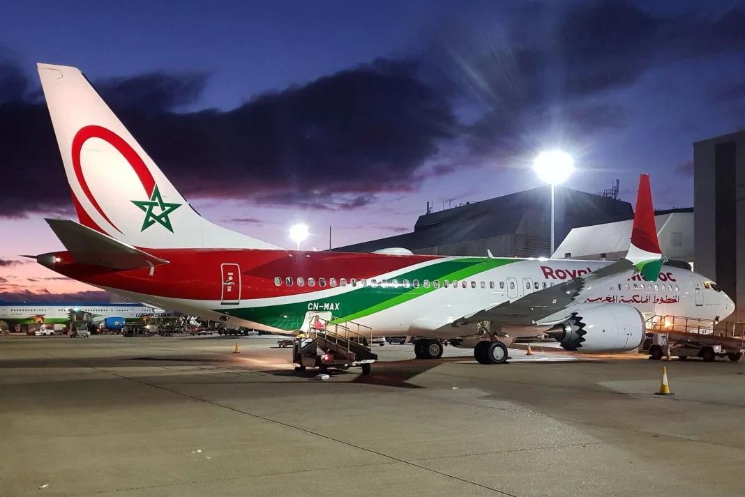 Tension croissante entre le Maroc et la France : Royal Air Maroc cesse de communiquer en français Avion Royal Air Maroc avec drapeau marocain sur la queue.