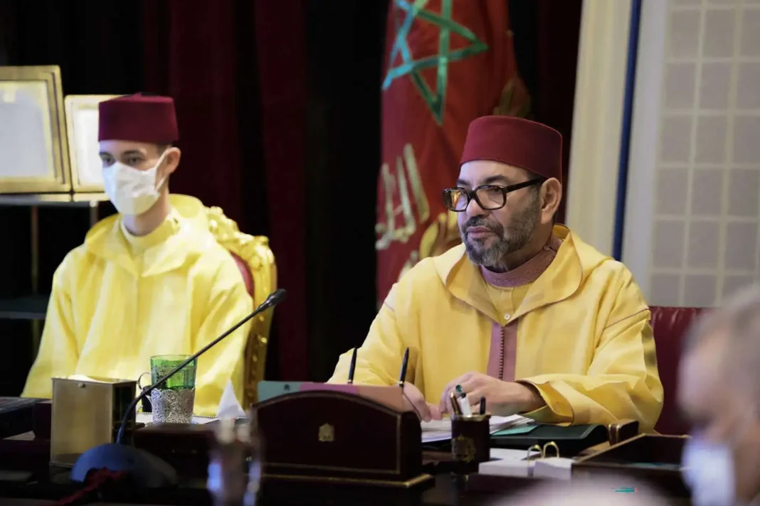 Rencontre diplomatique au Maroc Deux hommes en tenue traditionnelle marocaine lors d'une réunion officielle.