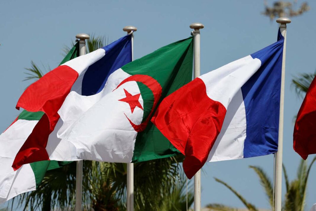 L’Algérie interdit l’enseignement du programme Français dans les écoles privées : Détails et Implications Drapeaux de l'Algérie et de la France flottant au vent.