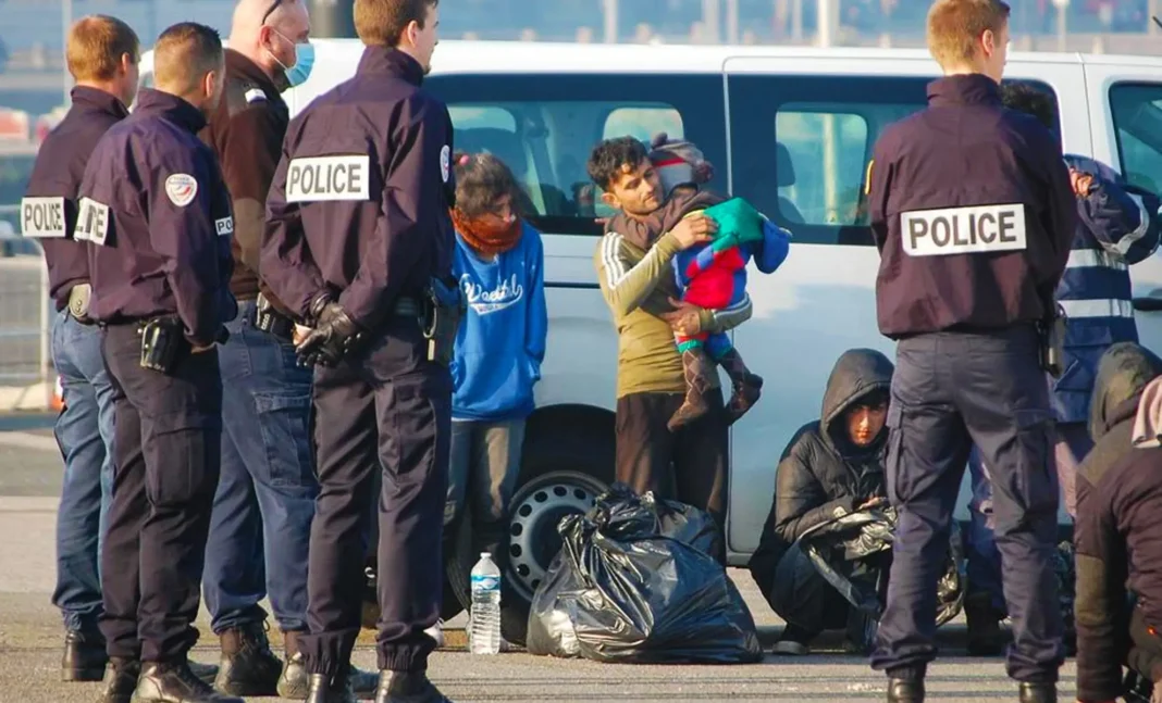 La régularisation des travailleurs sans-papiers en France soumise à de nouvelles conditions Policiers contrôlant des migrants dans une zone urbaine.