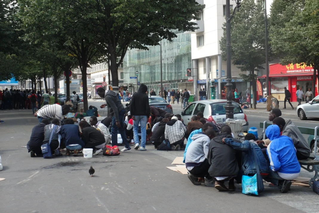 Encore une autre polémique sur la régularisation des sans-papiers en France Groupe de personnes manifestant dans la rue pour la régularisation des sans-papiers.