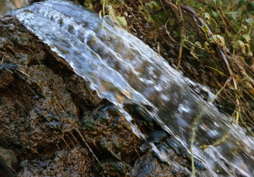 Séisme au Maroc : Une source d’eau douce jaillit à Ighil Source d’eau claire jaillissant sur roche à Ighil.