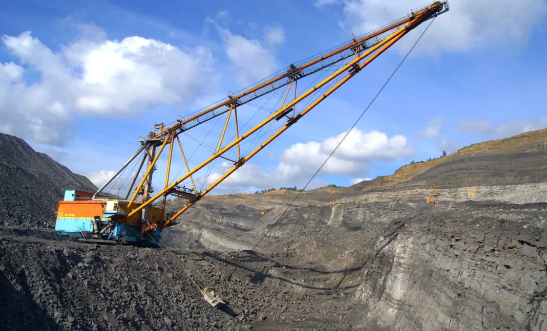 Extraction minière en Algérie Grue d'extraction minière dans un site de ressources naturelles.