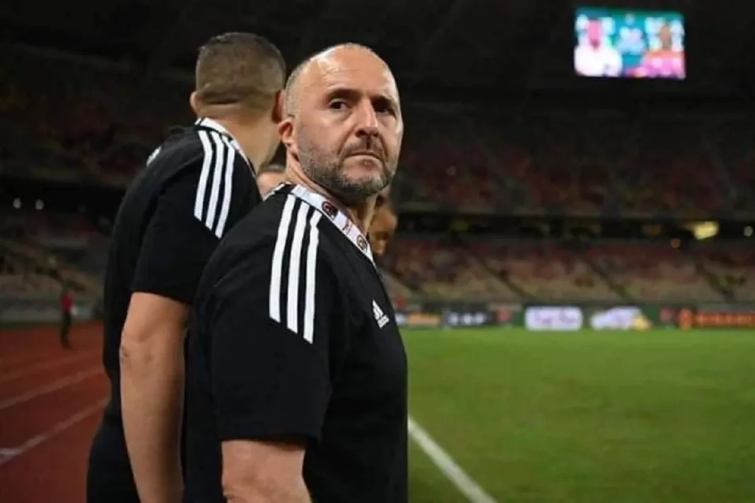 Coach Belmadi sur le terrain lors d'un match de football.