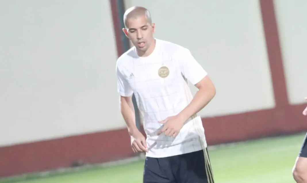 Sofiane Feghouli en entraînement, concentré sur le terrain de football.