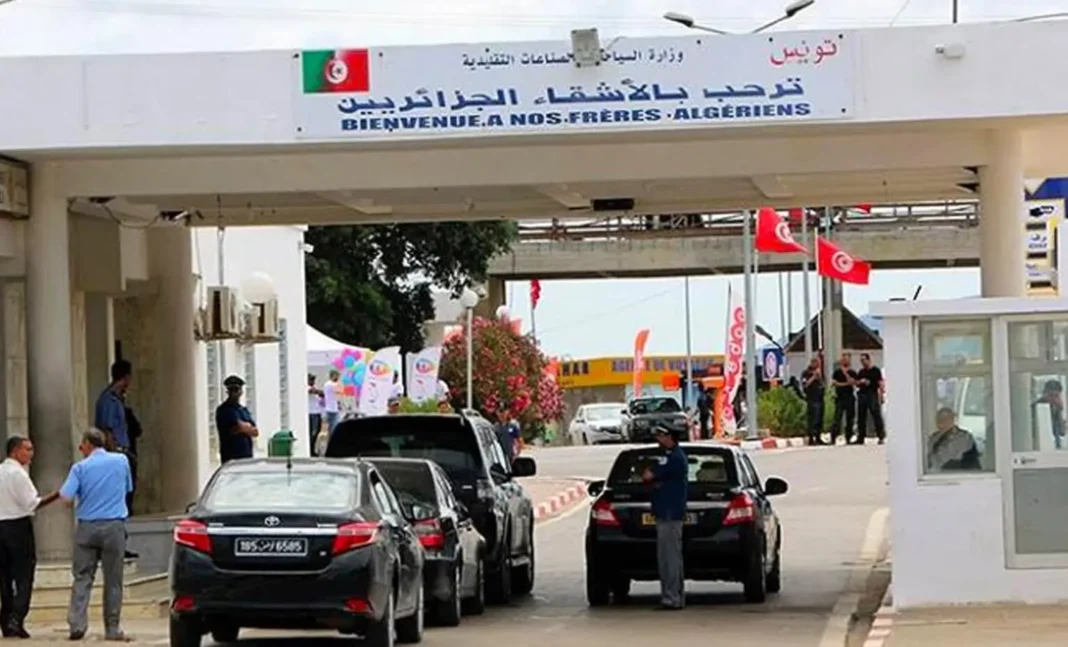 La Tunisie, destination touristique No 1 des algériens Point de passage frontalier Tunisie-Algérie avec drapeaux et véhicules.
