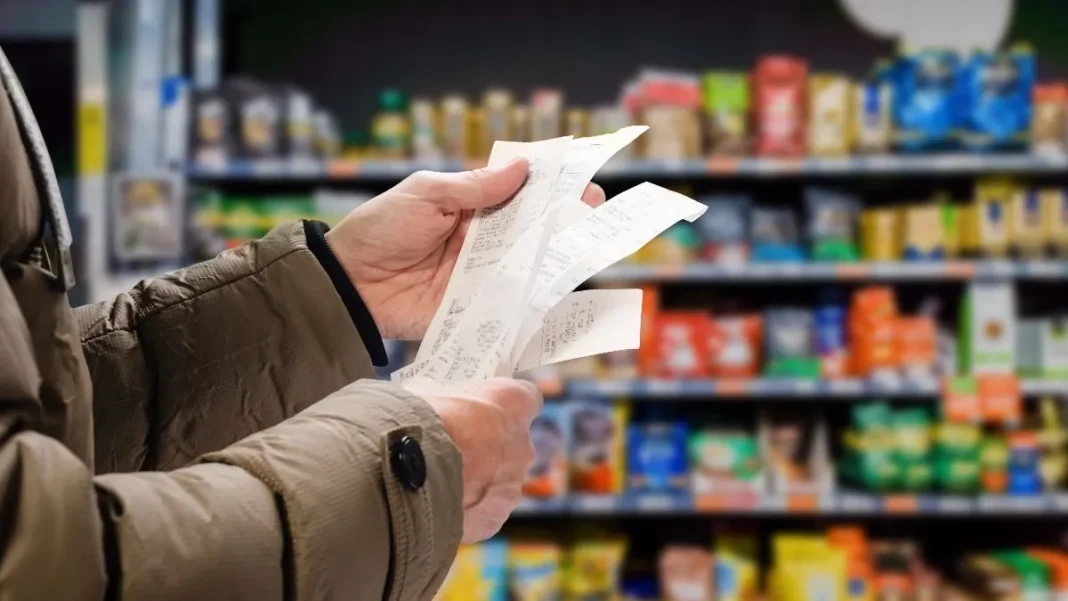 Hausse vertigineuse du prix des légumineuses en Algérie: vers le plafonnement des marges bénéficiaires Personne tenant un ticket de caisse dans un supermarché.
