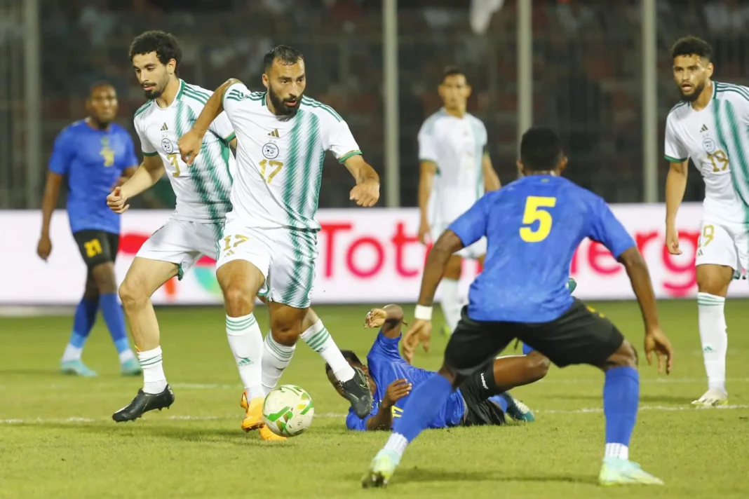 Joueurs d'Algérie et Tanzanie en action lors d'un match de qualification.