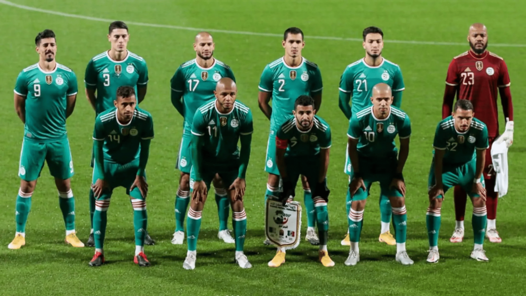 Équipe nationale d'Algérie de football Les joueurs de l'équipe d'Algérie avant un match important.