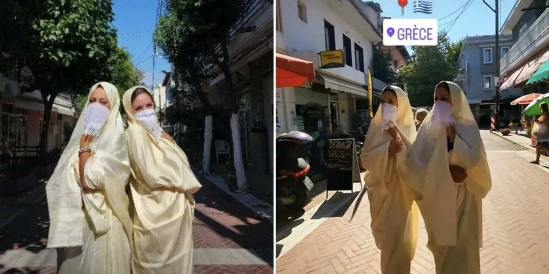 L’influenceuse Dz Yamna éblouit la Grèce en portant le Haïk Algérien Deux femmes en Haïk algérien dans une rue en Grèce, portant des masques.