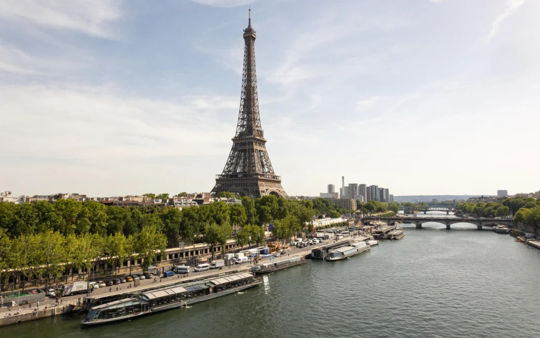 Découvrez les destinations incontournables depuis l’Aéroport d’Alger Vue de la Tour Eiffel sur la Seine à Paris.
