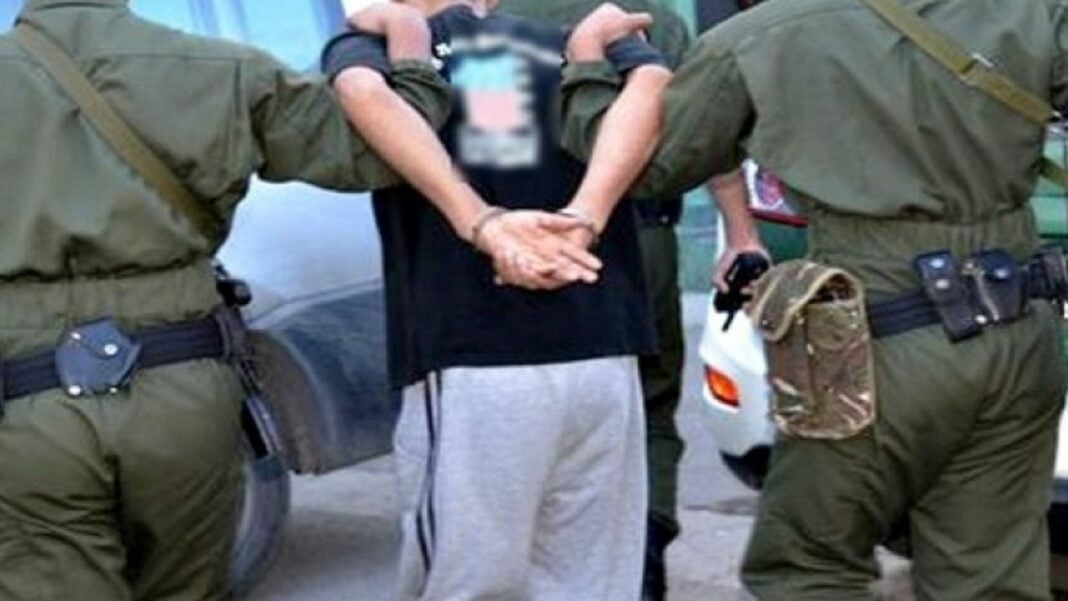 Tizi-Ouzou: un réseau criminel démantelé Agents de sécurité arrêtant un individu dans une opération en Algérie.